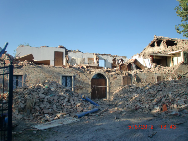 Casa dell'apicoltore Aldo distrutta dopo il terremoto in Emilia