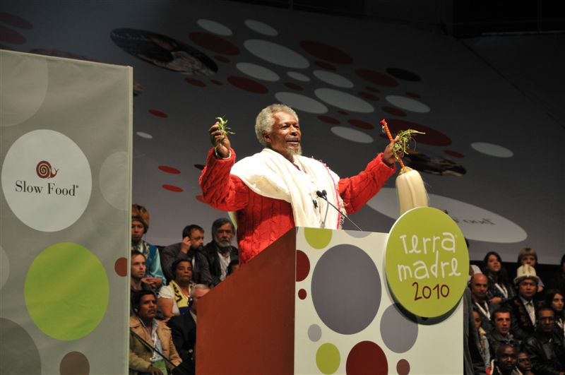 capo tribu etiope benedisse l'evento di Terra Madre 2010, uomo africano con vestito tradizionale rosso