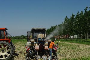 trattore erorando pesticidi
