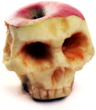 mela mangiata con forma di teschio