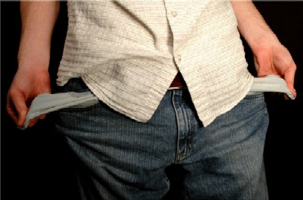 foto di uomo in jins facendo uscire le tasche dai pantaloni, vuote