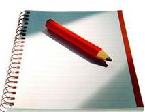 bloque notes bianco con penna apoggiata sotra