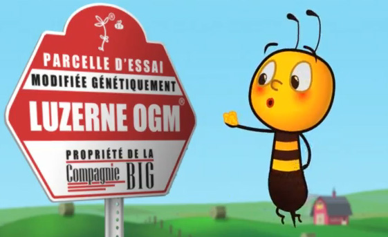 ape con facia preocupata che guarda panello con scritto erba medica ogm